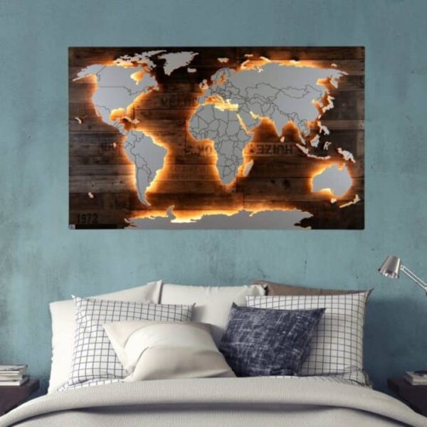 Weltkarte "Amundsen" von merk!echt als Wandbild über dem Bett. Ein echtes Highlight, das dank LED-Beleuchtung für eine schöne Stimmung sorgt.